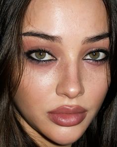 Grunge Makeup No Eyeliner, Makeup Looks Downturned Eyes, Hot Chocolate Makeup Look, Under Eye Blush Makeup, Cool Toned Lip Combo, Messy Eyeliner Aesthetic, Marinated Makeup