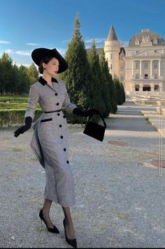 pinterestfashion #fashion #fashionbags #fashiondesign #womensfashion #timelessfashion #fashionformen #fashionkids #pinterestnails #fashionoutfits #fashionblog #fashionweek #fashiondesigner #ootdfashion Elegant Vintage Dresses Glamour Classy, Vintage Classy Outfits, Piano Parts, 1950s Outfits, Elegant Outfit Classy, Retro Mode, Elegante Casual, Classy Work Outfits, Piano Lessons