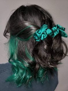 Emerald Green Halo Hair, Emerald Green Underdye Hair, Emerald Green And Brown Hair, Slytherin Hair Color, Black And Green Peekaboo Hair, Emerald Green Curly Hair, Brown And Emerald Green Hair, Dark Green Money Piece Hair, Black And Emerald Green Hair