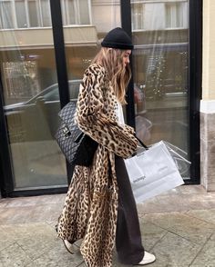 outfitinspo with leopard outwear🐆 Leopard Print Jacket Outfit Winter, Leopard Print Style, Brussels Belgium Outfit, Leopard Fur Coat Outfit, Leopard Coat Outfit, Leopard Outfit Ideas, Leopard Outfit, Def Leopard, Leopard Coat