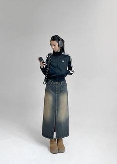 Denim Skirt Winter, Casual Dress Attire, Japan Outfits, Underground Clothing, 2000s Japanese Fashion, University Outfit, Sweatshirt Outfit, 가을 패션, Winter Fashion Outfits