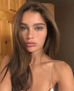 Nude makeup your wayAchieve the perfect no-makeup look with natural-looking makeup tips from the experts at Bobbi Brown. Natural Brows, Nude Makeup, Elegant Makeup, Beauty Goals, Long Brown Hair, Natural Makeup Looks, Flawless Skin