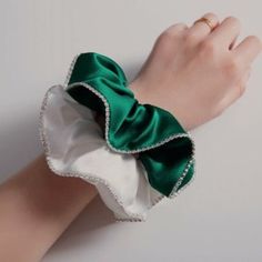 Geniet van de luxueuze zachtheid van onze 100% zijden scrunchies, gemaakt om ervoor te zorgen dat je haar sterk en breukvrij blijft. Onze satijnen scrunchies met zijde van 19 mm dikte hebben een ingebouwde elastische functie en bieden extra stevigheid en een vleugje elegantie. De glinsterende Swarovski-kristallen langs de rand voegen een vleugje elegantie en glamour toe aan uw collectie haaraccessoires. Verkrijgbaar in een verbluffend scala aan kleuren, passend bij elke stemming en outfit, deze Chasing Daisies, Chic Bun, Soft Soap, Soap Note, Mens Gemstone Rings, Silk Scrunchies, Satin Scrunchies, Oversized Earrings