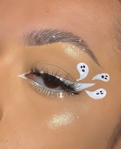 Eyeliner Styles Easy, Easy Halloween Eyeliner, Eyeliner Ideas Creative, Halloween Eyeliner Ideas, Halloween Eyeliner Looks, Mysterious Makeup, Halloween Eyeliner, Eyeliner Art, Halloween Makeup Inspo