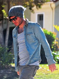 Ed Westwick Guys In Beanies, Ed Westwick, Quoi Porter, Men Fashion Casual Outfits, Well Dressed Men, Mens Street Style, Stylish Men, Mens Fashion Casual, Jean Outfits