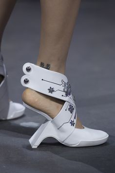 Nicholas Kirkwood at London Fashion Week Spring 2019 - Details Runway Photos Cyberpunk Concept, Frutiger Aero, London Fashion Weeks, Costume Inspo, Nicholas Kirkwood, Unique Shoes, Fabulous Shoes, Crazy Shoes, Autumn Fashion Women