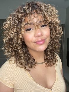 Beige Curly Hair, Blonde Highlights Curly Hair Natural Curls, Curly Hair Blonde Highlights, Honey Blonde Curls, Pretty Blonde, Hair Color Options