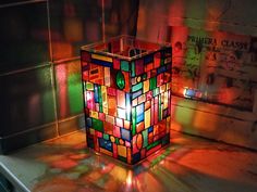 Diy Staining, Stained Glass Light, Mosaic Lamp, Glass Art Projects, Deco Luminaire, Stained Glass Lamps, Stained Glass Crafts