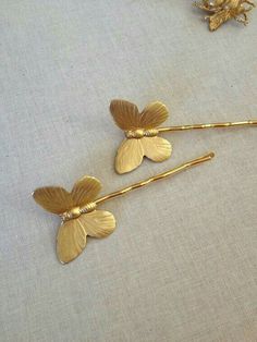 Gold Butterfly Hair Pins, Golden Accessories Aesthetic, Hair Pin Ideas, Gold Butterfly Hair Clips, Wedding Bridesmaid Hair, Butterfly Hair Pins, Gold Hair Pins, Butterfly Accessories