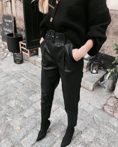 Midi Leather Skirt Outfit, Lux Outfits, Midi Leather Skirt, Leather Skirt Outfit, Look Office, Street Style Trends, Instagram Worthy