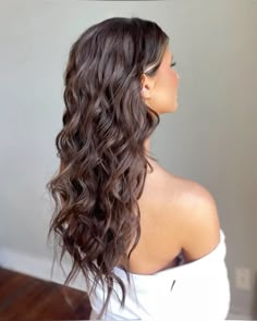 Curly Long Prom Hairstyles, Simple Curly Wedding Hairstyles, Wavy Curly Hair Wedding, Long Brown Hair Formal Styles, Curly Down Prom Hairstyles, Prom Strapless Dress Hair Ideas, Prom Hair Curly Down, Curly Hair For Prom All Down, Wavy Prom Hairstyles Down