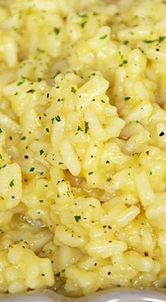 macaroni and cheese with parsley sprinkled on top