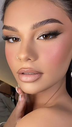 Makeup Looks With White Dress, Make Up For Wedding Guest 2023, Matte Makeup Look Wedding, Mini Prom Makeup, Xv Makeup Ideas Natural, Make Up Inspo For Prom, Damas Makeup For Quince, Trendy Makeup Looks 2024, Day Make Up Natural