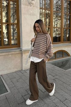 #vintage #oldmoney #aesthetic #monaco #outfit #outfitinspo #stocholmstyle #Christmas #cold#winteroutfits #y2k Haircare Tips, Mode Zara, Brown Trousers, Neue Outfits, Looks Street Style, Trendy Fall Outfits, Brown Pants, Mode Inspo, 가을 패션