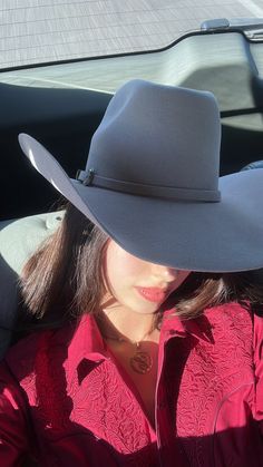 Country Woman Aesthetic, Rancheras Aesthetic, Ranchera Aesthetic, Sombrero Aesthetic, Vaqueras Aesthetic, Rancho Aesthetic, Vaquera Fits, Classy Cowgirl