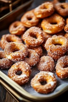 Cinnamon Sugar Pretzel Bites Stuffed Pretzel Bites, Cinnamon Sugar Pretzel Bites, Ghibli Food, Auntie Anne, Cinnamon Sugar Pretzels, Cream Cheese Dip, Baking Soda Bath, Sweet Glaze, Homemade Soft Pretzels