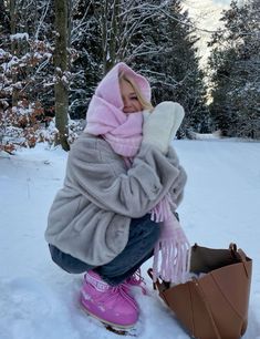 @barbrakristofferson on insta, pink moon boots, polene bag, winter outfit, cozy, sweden Pink Moonboot, Pink Moon Boots, Polene Bag, Ski Aesthetic, Winter Mode Outfits, Mistletoe Christmas, Winter Boots Outfits, Ski Girl