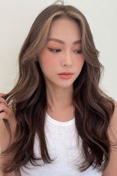 One Strand Hair Color, Dark Tone Hair Color, Trending Asian Hair Color, Hair Dye For Medium Skin Tone, Subtle Two Tone Hair, Brown Hair Two Tone, Two Tone Hair Brown, Asian Hair Color 2023, Asian Dye Hair