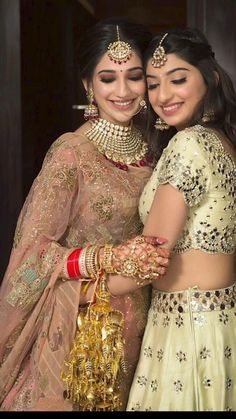 भारतीय दुल्हन संबंधी, Bridesmaid Poses, Sister Of The Bride, Sisters Photoshoot Poses, Indian Wedding Poses, Bride Photos Poses, Sister Poses