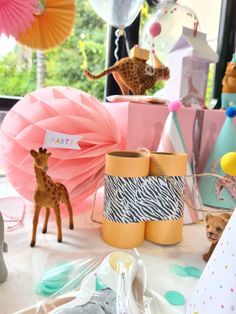 Ambientación de cumple con animalitos, muchos detalles de fiesta y colores Animal Themed Birthday Party Girl, Boho Safari Birthday Party, Party Girl Outfit, Cheetah Birthday Party, Cheetah Birthday, Animal Themed Birthday Party, 2nd Birthday Party For Girl