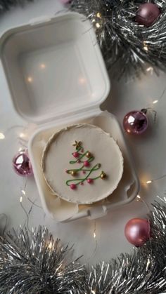 Bento Cakes Christmas, Small Christmas Cakes Ideas, Thanksgiving Bento Cake, Bento Cake Natal, Christmas Cake Designs Simple, Xmas Cake Decorating Ideas, Christmas Bento Cake, Christmas Mini Cakes