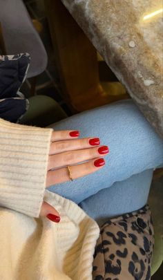 Red Nail Effect, Red Gelish Nails, Nails Rojas Cortas, Shellac Nails Fall, Red Gel Nails, Kutek Disney, Dark Red Nails, Wine Nails, Maroon Nails