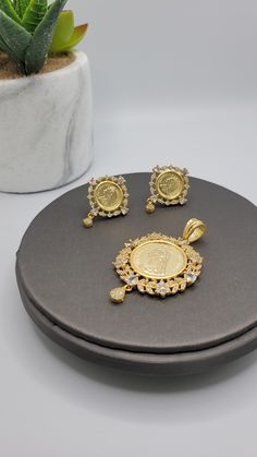 Gold plated set *does not include chain Ginni Pendant Design Gold, Ginni Set Designs, Gold Coin Jewelry, Gold Coin Pendant, Gold Jewels Design, Coin Design, Gold Jewelry Stores, Gold Designs, Jewelry Antique