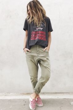 Feminine Tomboy, Tomboy Look, Pastel Outfit, Tomboy Outfits, Tomboy Style Outfits, Androgynous Fashion, Green Pants