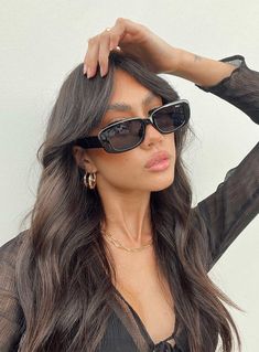 Square Frame Sunglasses Women, Sunglasses Women Fall, Sunglasses Wide Face, High Fashion Sunglasses, Sun Glasses Women 2023, Trendy Sunglasses 2023, Popular Sunglasses 2023, Rectangular Sunglasses Outfit, Retro Sunglasses Aesthetic