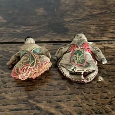 Two antique early 20th century miniature folk art dolls in traditional folk costume, possibly Guatemalan worry dolls. Constructed from wire, cloth and tread. The wire frame covered in cloth. The heads with sewn hair, eyes, nose and mouths. Dressed in hand sewn folk costumes with simple shawls, blouses, bodices and flaring skirts complete with hand sewn aprons to the front. Wonderfully intricate folk art dolls. Circa 19th century. Measurements: Height: 5.25" (4cm) Weight: 5 grams (combined) Condi Antique Folk Art, Worry Dolls, Folk Doll, Folk Art Dolls, Antique Toys, Folk Costume, Antique Dolls, Antique Collection, Early 20th Century