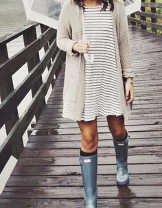 Rain Boots 3 How To Wear Rain Boots, Cooler Look, Mode Inspiration, Trench Coats