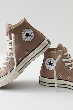 Shoes For Girls Aesthetic, Back To School Converse, Light Brown Converse, High Top Converse Brown, Brown Converse High Tops, Shoe Ideas, Brown Converse High-top Casual Sneakers, Vintage Converse High-top Sneakers, Tan Converse