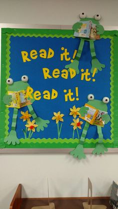 a bulletin board that says read it, reap it, read it with frogs and daisies