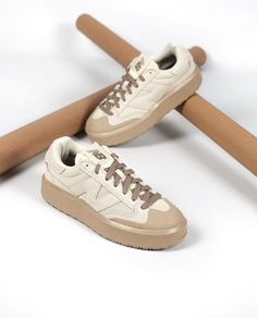 Ct 302 New Balance, New Balance Ct302 Outfit, Converse Beige, New Balance Ct302, Handbag Trends, Gymnastics Shoes, Woman Outfit, High Heel Sneakers, Tennis Sneakers