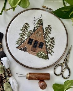 Cabin Embroidery, House Embroidery, Hand Embroidery Patterns Free, Embroidery Christmas, Diy Embroidery Patterns, Framed Embroidery, A Frame Cabin, Embroidery Patterns Free, Hand Embroidery Pattern