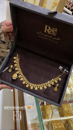 Dubai Jewellery, Arab Gold Jewelry, Gold Arab Jewelry, Arab Gold Jewelry Wedding, Arabic Gold Jewelry, Arabic Gold Necklace Designs, Gold Jewelry Aesthetic Arab, Arab Gold Jewelry Set