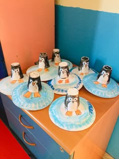 there are many plates with penguins on them