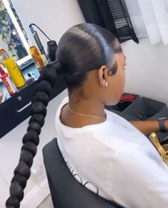 @𝐃𝐨𝐬𝐞𝐨𝐟𝐝𝐢𝐨𝐫 #hairstylist #hair #hairstyle Slick Bun With Edges, Low Slick Bun, Bun With Edges, Slick Bun, Sleek Braided Ponytail, Cornrow Ponytail