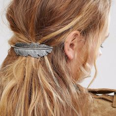 Item Type: Hair Clip Material: Zinc Alloy Gender: Women Style: Boho Size: 9.9 x 3 cm / 3.90 x 1.18 inch Package Includes: 1 x Pc Vintage Hair Clips, Feather Hair Clips, Head Scarf Styles, Feather Hair, Bohemian Hairstyles, Hair Accessories Clips, Feather Jewelry, Retro Hairstyles