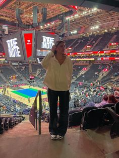 Basketball Game Instagram Pictures, Basketball Game Fits Women, Watching Basketball Game Outfit, What To Wear To A Basketball Game, Outfits To Wear To A Basketball Game, Wnba Game Outfit, Basketball Coach Outfit, Outfits Basketball Game, Basketball Game Outfit Ideas