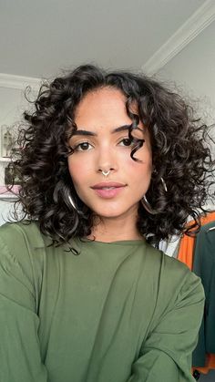 Curly Hair Color Ideas, Curly Hair Color, Short Curly Cuts, Updo Curly, Curly Hair Trends, Shoulder Length Curly Hair, Natural Curly Hair Cuts, Medium Length Curly Hair, Layered Curly Hair