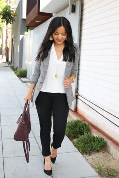 Maroon Purse, Business Professional Outfits, Professional Work Outfit, Blazer White, Professional Outfits Women, Business Casual Work, Office Outfits Women