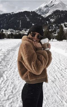 teddy fleece jacket + knit beanie + yoga pants + ray ban sunglasses | best outfits for vail and whistler | cute outfits to pack for a winter vacation #outfits #snow #winter Mode Au Ski, Beanie Outfit, Mode Shoes, Foto Tips, Yoga Photography, Winter Vacation, Whistler, Gigi Hadid