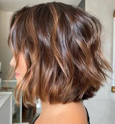 Short Dark Brown Hair With Caramel Highlights Bobs Brunettes, Short Bob With Highlights Brunette, Brunette Hair With Highlights Short, Short Brunette Hair, Short Hair Highlights, Brunette Bob, Hair Highlights And Lowlights, Chic Short Hair, Short Dark Hair