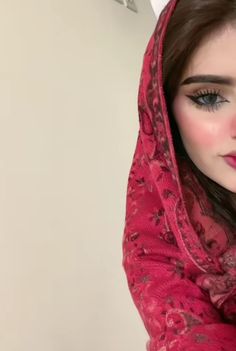 توم هاردي, Blouse Outfit Casual, Beautiful Eyes Color, Simple Hijab, Arabian Women, Button Up Shirt Womens, Bridal Hair Updo, Bff Photoshoot Poses