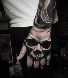 Hand Skull Tattoo, Thomas Tattoo, Hand Skull, Herren Hand Tattoos, Hand Tatto, Full Hand Tattoo, Skull Hand Tattoo, Skull Sleeve