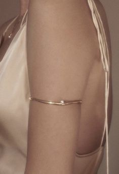 Look Gatsby, Arm Cuff Jewelry, Manset Lengan, Goddess Aesthetic, Pose Fotografi, Prom Accessories, Arm Jewelry, Cuff Jewelry, Dope Jewelry