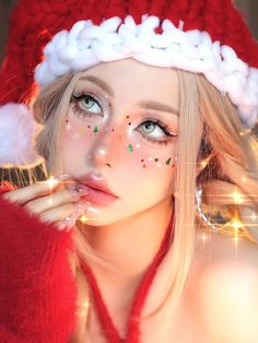 Christmas makeup inspos Christmas Makeup Art, Christmas Makeup Looks Simple, Christmas Eyeliner, Creative Christmas Makeup, Eyeliner Creative, Simple Christmas Makeup, Christmas Elf Makeup, Grinch Makeup, Holiday Makeup Christmas