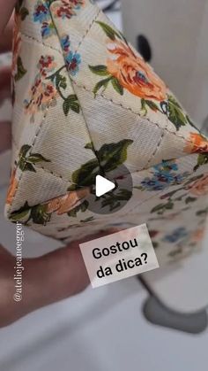 someone is holding a small triangle shaped object in their hand with the words gostou da dica on it