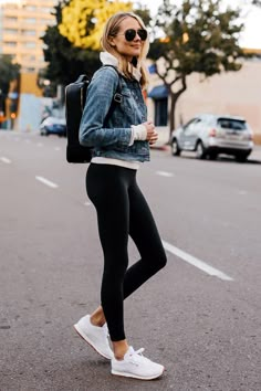 Reebok Outfit, White Sneakers Outfit, Athleisure Outfit, Sneaker Outfits Women, Outfit Denim, Look Legging, Black Leggings Outfit, Athleisure Trend, Fashion Jackson